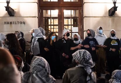 Manifestantes propalestina forman una cadena humana frente al edificio Hamilton Hall, ocupado desde la mañana de este martes como parte de la protesta.