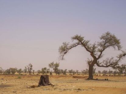 una mujer recoge agua de un pozo en Liboré, cerca de Niamey, una zona donde se registraron un gran número de retornados nigerinos de Libia.