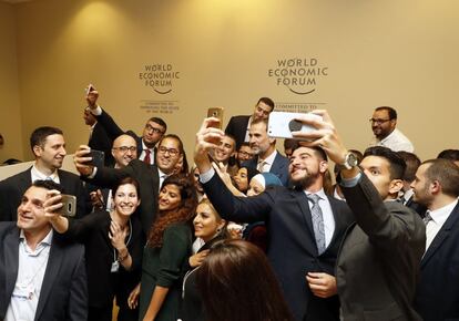 Don Felipe junto a los asistentes al Foro Económico Mundial de Oriente Próximo y Norte de África en Jordania, el 20 de mayo de 2017.