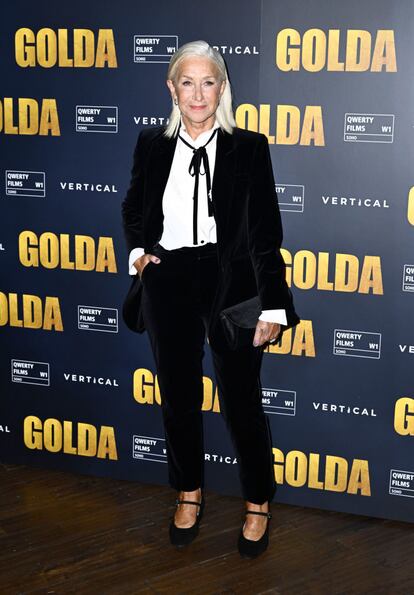 Una de las combinaciones más sobrias y elegantes que existen: el esmoquin. La británica, con un traje negro de chaqueta y pantalón, camisa blanca y cuerda a modo de corbata finísima. Era 2023 y asistía a la proyección especial de Golda en Londres el 28 de septiembre.
