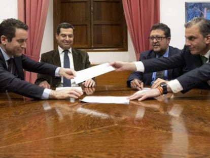 García Egea, secretario general del PP, y Ortega Smith, secretario general de Vox, intercambian los papeles del acuerdo de investidura en Andalucía.