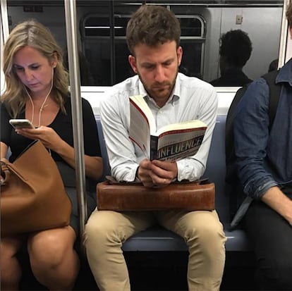 Unas amigas de Nueva York empezaron a pasarse fotos de chicos guapos leyendo en el metro. Un día decidieron convertir este juego en una cuenta de Instagram, <a href="https://www.instagram.com/hotdudesreading/" target="_blank">@hotdudereading</a> (literalmente: 'tíos buenos leyendo'). Cuenta con casi un millón de seguidores. Este chico está en el metro de Nueva York.