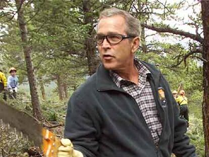 George W. Bush empuña un serrucho en el parque nacional de las Montañas Rocosas (Colorado).