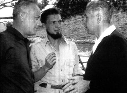 Giulio Einaudi, Carlos Barral y Claude Gallimard, fotografiados en los Encuentros de Formentor en los años sesenta.