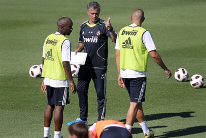 José Mourinho da instrucciones a Benzema y Lass durante un entrenamiento.