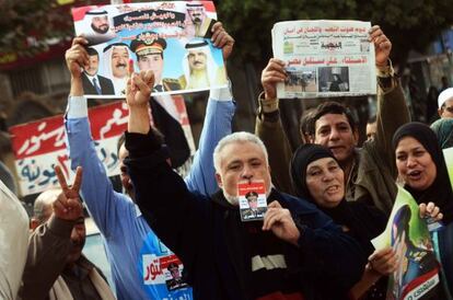 Fotos del general Al Sisi en un colegio electoral en Kafr el-Sheikh, en Egipto.