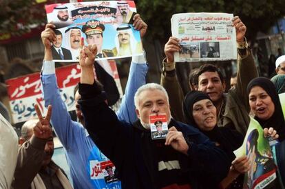 Fotos del general Al Sisi en un colegio electoral en Kafr el-Sheikh, en Egipto.