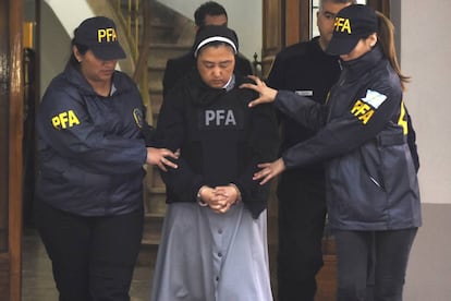 A freira Kumiko Kosaka entra nos tribunais de Mendoza
