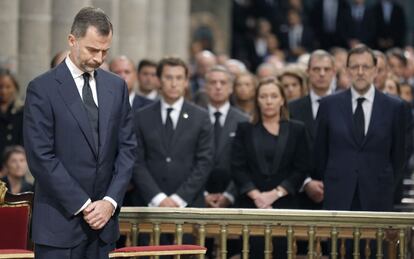 El Pr&iacute;ncipe Felipe duraten el funeral. Al fondo, Mariano Rayoy, su esposa Elvira Fern&aacute;ndez y Alberto N&uacute;&ntilde;ez Feij&oacute;o. 