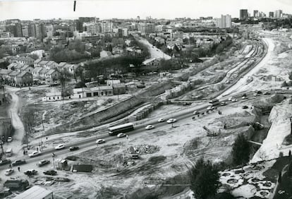 Obras de construcción de la avenida de la Paz, la M-30, en abril de 1976. A la izquierda, el barrio de Bernabéu-Hispanoamérica, con las casitas de la calle del Acebo, y al fondo, el edificio de oficinas de la calle de Federico Salmón, 8. 