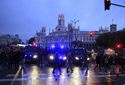 Las llamadas Marchas por la Dignidad a su paso por la plaza de Cibeles, camino de la Puerta del Sol, para reivindicar "Pan, trabajo y techo", ponen fin así a una semana de lucha en la que se han producido diversas concentraciones por el empleo digno o una renta básica.