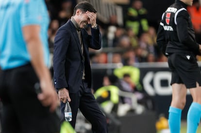 El técnico del Villarreal, Marcelino, se lamenta durante el partido celebrado en Mestalla este martes.