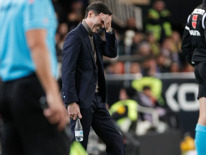 El técnico del Villarreal, Marcelino, se lamenta durante el partido celebrado en Mestalla este martes.