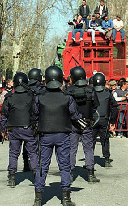 Un grupo de algodoneros protestan frente a la polic¨ªa.