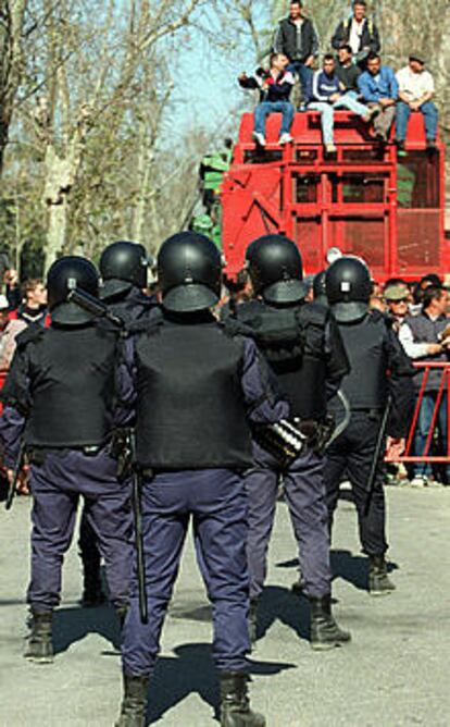 Un grupo de algodoneros protestan frente a la policía.