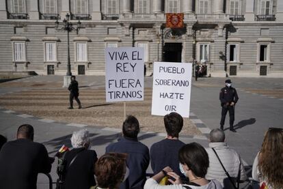 Carteles a favor del rey Felipe VI y contra el Gobierno durante el desfile de la Fiesta Nacional en el Palacio Real de Madrid.