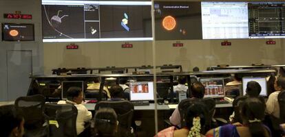 Científicos indios observan en unas pantallas la trayectoria del satélite.