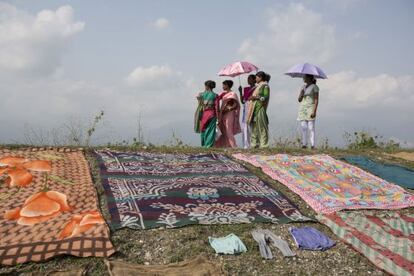 Vecinas de la región de Dooars secan su ropa en una colina.