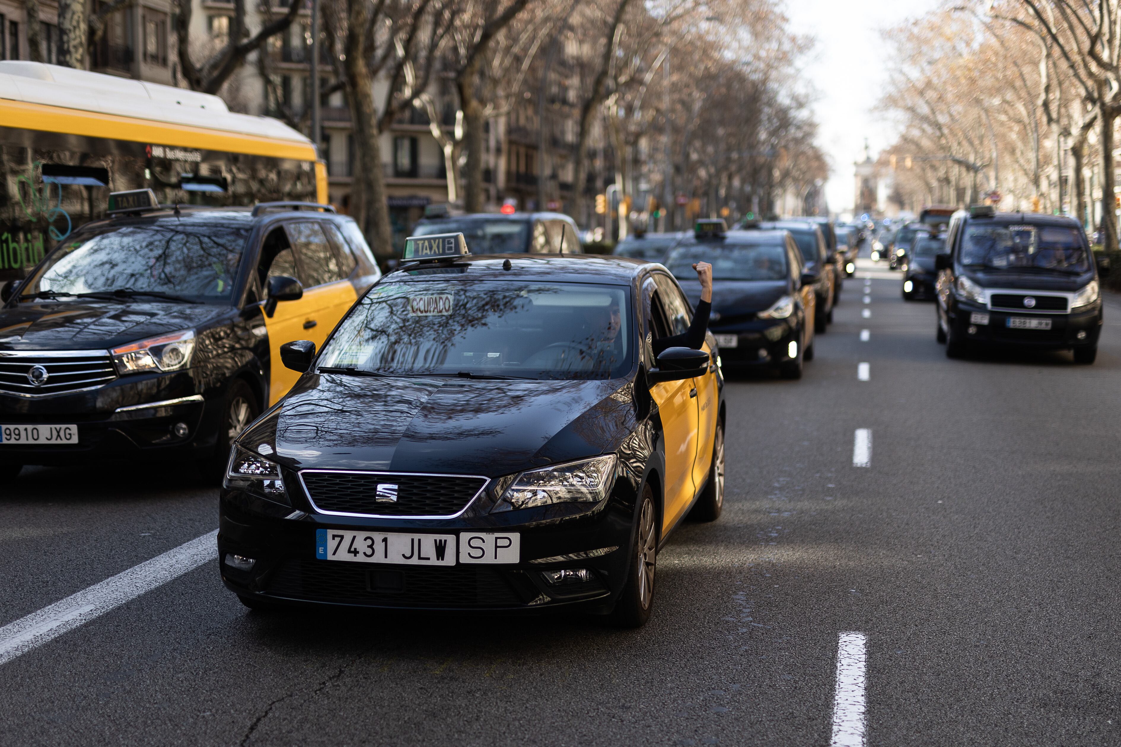 Condenado al pago de una multa un repartidor de Uber Eats por la muerte de un taxista tras una discusión de tráfico en Barcelona