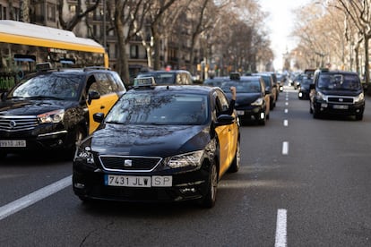 Protesta de taxistas por el centro de Barcelona. [ALBERT GARCIA] 
