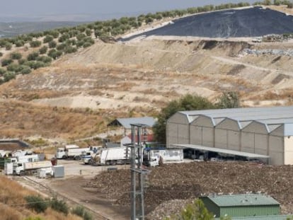 Centro de recogida de residuos de Ja&eacute;n y, a la izquierda, una de las balsas de fluidos org&aacute;nicos.