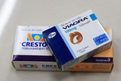 Una caja del f&aacute;rmaco Crestor (rosuvastatin)desarrollado por AstraZeneca y un envase de Viagra, de Pfizer.