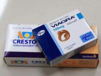 Una caja del f&aacute;rmaco Crestor (rosuvastatin)desarrollado por AstraZeneca y un envase de Viagra, de Pfizer.