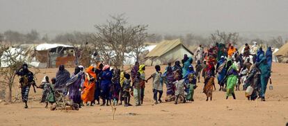 Desplazados sudaneses en el campo de Iridimi en el este del Chad, en julio de 2004.
