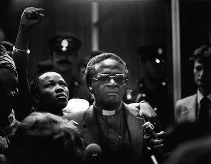 Desmond Tutu, en el aeropuerto Jan Smuts de Johannesburgo, tras su viaje a la ONU, en 1981.