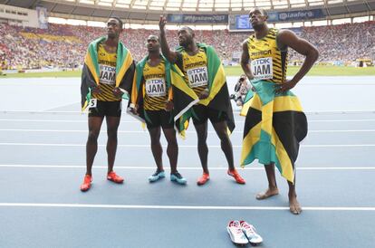 El equipo jamaicano de relevos después de ganar los 4x100m