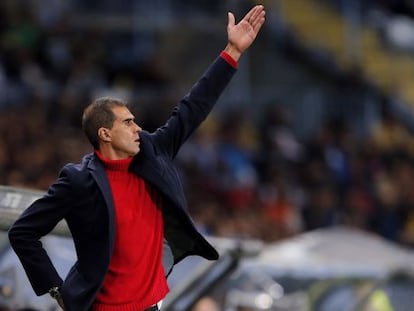 Gaizka Garitano da instrucciones a sus jugadores durante un partido de Liga.