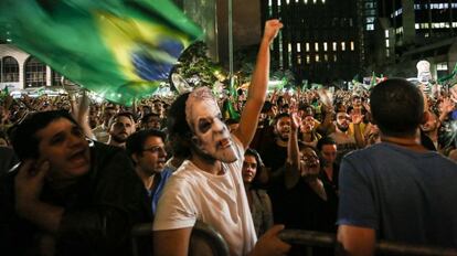 Manifestantes protestan contra el nombramiento de Lula como ministro.