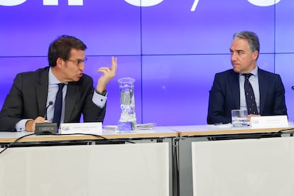 El presidente del Partido Popular, Alberto Núñez Feijóo (a la izquierda) conversa con el coordinador general, Elías Bendodo, este lunes, durante la reunión del Comité Ejecutivo Nacional del partido en la sede de Madrid.
