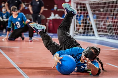 Jessica defende bola em jogo da seleção brasileira de goalball.