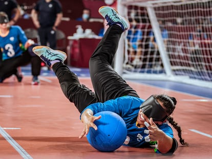 Jessica defende bola em jogo da seleção brasileira de goalball.