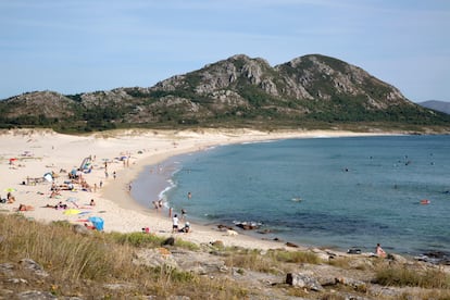 La playa de Area Maior, con vistas del monte Louro.