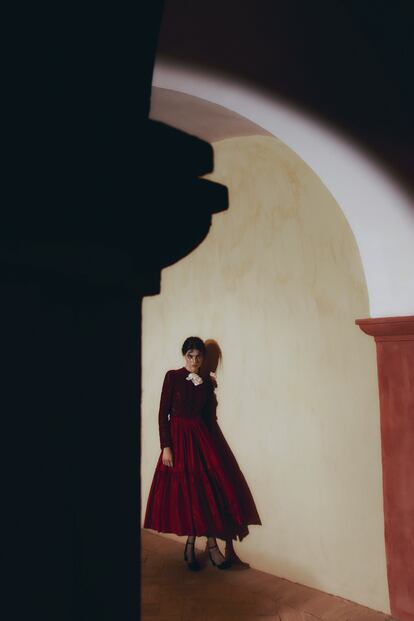 Vestido bordado de tafetán de seda, medias de red y zapatos Dior Idylle, todo de Dior.