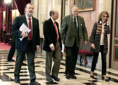 Azkuna (segundo por la derecha) se dirige al pleno del Ayuntamiento con sus concejales José Luis Sabas (izquierda), Ibon Areso, e Ibone Bengoetxea.