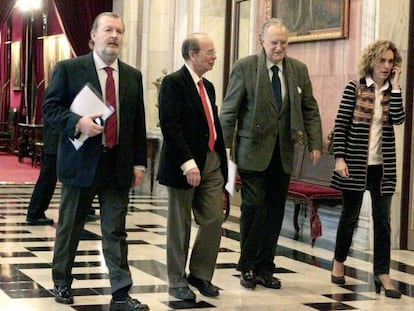 Azkuna (segundo por la derecha) se dirige al pleno del Ayuntamiento con sus concejales José Luis Sabas (izquierda), Ibon Areso, e Ibone Bengoetxea.