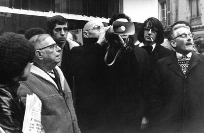 De izquierda a derecha, Jean-Paul Sartre, Michel Foucault y André Gluksmann en una manifestación en París en 1969.