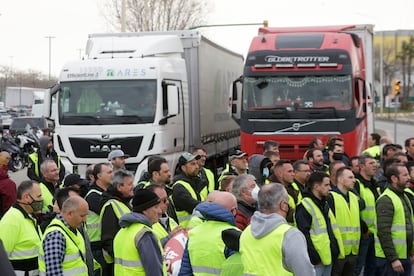 Profesionales del transporte durante una concentración en la Zona Franca de Barcelona.