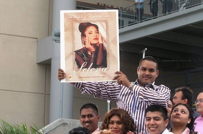 Admiradores de Selana se reúnen en 2005 con carteles de su ídolo para celebrar el concierto tributo 'Selena Vive', que reunió en abril de ese año a varios artistas latinos para homenajear a la cantante fallecida.