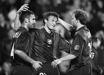 2001. Copa de la UEFA. Barcelona (5) AEK Atenas (o) . En la imagen, Luis Enrique es felicitado por Gabri y Guardiola, después de marcar un gol.