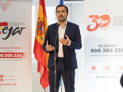 El ministro de consumo, Alberto Garzón, en la sede de Fejar este lunes (Federación Española de Jugadores de Azar Rehabilitados).