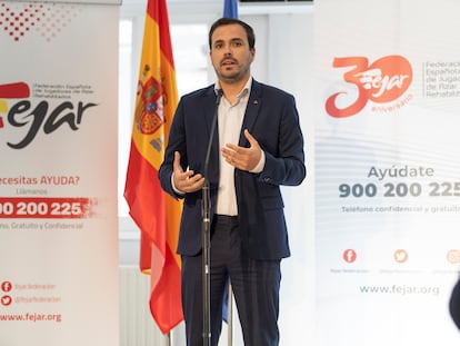 El ministro de consumo, Alberto Garzón, en la sede de Fejar este lunes (Federación Española de Jugadores de Azar Rehabilitados).