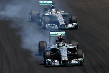 Lewis Hamilton y su compañero Nico Rosberg, en el Gran Premio de Brasil de 2014.