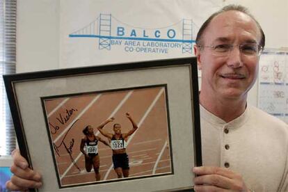 Víctor Conte enseña en su laboratorio una foto firmada por Marion Jones.