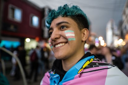 La comunidad trans se manifiesta durante una marcha en contra de los asesinatos, discriminación y violencia contra las personas trans, en Bogotá, Colombia, el 15 de julio de 2022. 