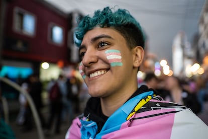 La comunidad trans se manifiesta durante una marcha en contra de los asesinatos, discriminación y violencia contra las personas trans, en Bogotá, Colombia, el 15 de julio de 2022.