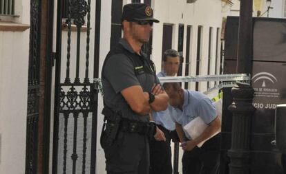 Agentes de la Guardia Civil en la puerta de la casa del detenido.